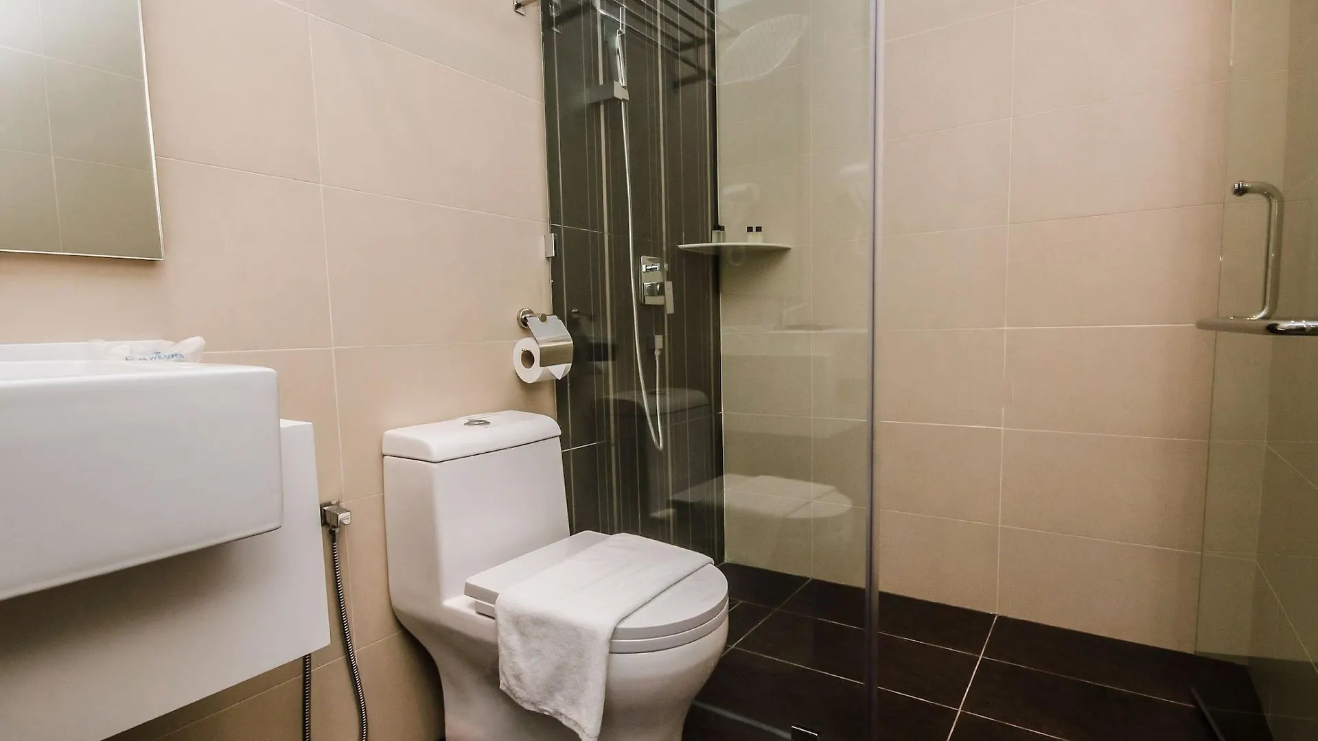 ג'והור בהרו Solid Hotels  ג'והור בהרו